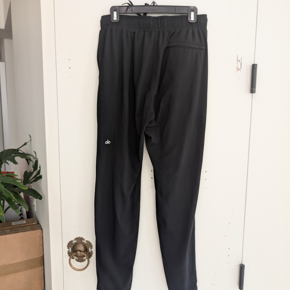 ALO Yoga Men's Conquer Black Athletic Pants